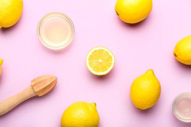 Olgun limonlu kompozisyon, ahşap sıkacağı ve arka planda meyve suyu kaseleri