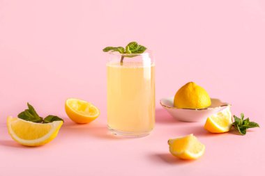 Bir bardak taze limon suyu ve renkli meyveler.