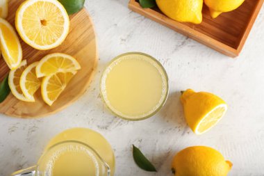 Açık arkaplanda taze limon suyu olan kompozisyon