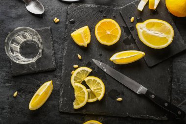 Koyu arkaplanda olgun limon parçaları olan kompozisyon