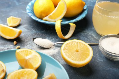 Renkli arkaplanda olgun limon ve şeker