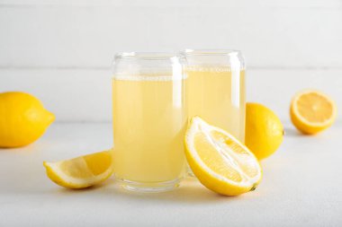 Masada limon suyu bardakları