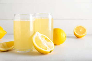 Masada limon suyu bardakları