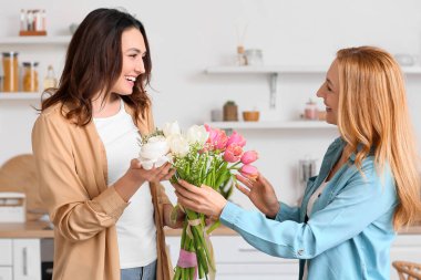 Genç kadın ve annesi, Uluslararası Kadınlar Günü için birbirlerini selamlıyorlar.