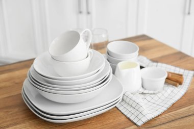 Mutfakta temiz sofra takımı var.