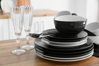 Mutfakta temiz sofra takımı var.