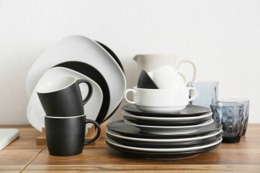 Mutfakta temiz sofra takımı var.