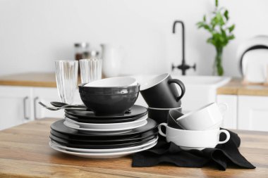 Mutfakta temiz sofra takımı var.