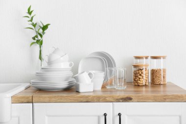 Mutfakta temiz sofra takımı var.