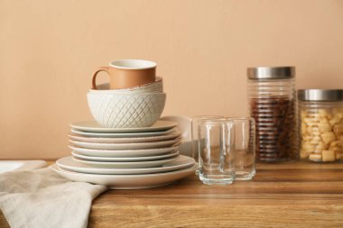 Mutfakta temiz sofra takımı var.