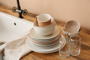 Mutfakta lavabonun yanında temiz sofra takımı var.