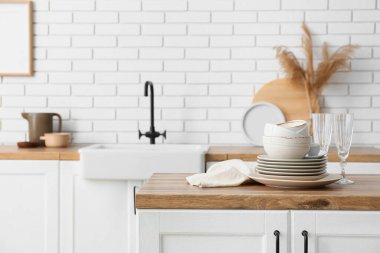 Mutfakta temiz sofra takımı var.