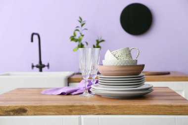 Mutfakta temiz sofra takımı var.