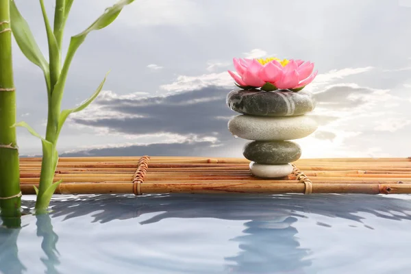 Stos Kamieni Zen Kwiat Lotosu Staw Bambus Przed Zachmurzone Niebo — Zdjęcie stockowe