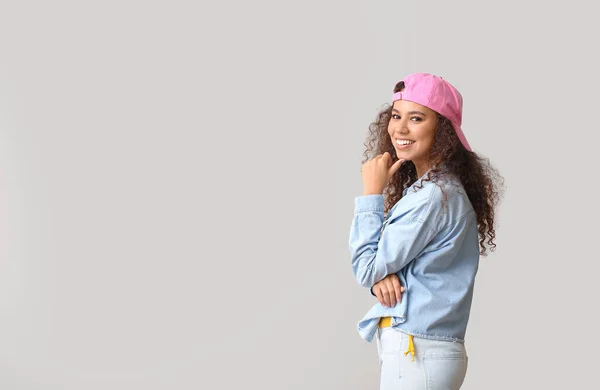 Hermosa Mujer Afroamericana Ropa Elegante Sobre Fondo Claro — Foto de Stock