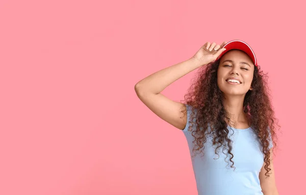 Hermosa Mujer Afroamericana Elegante Gorra Sobre Fondo Color — Foto de Stock