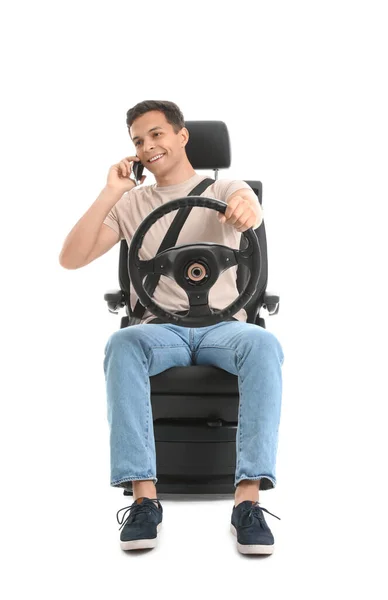 Jeune Homme Avec Volant Parlant Par Téléphone Portable Dans Siège — Photo