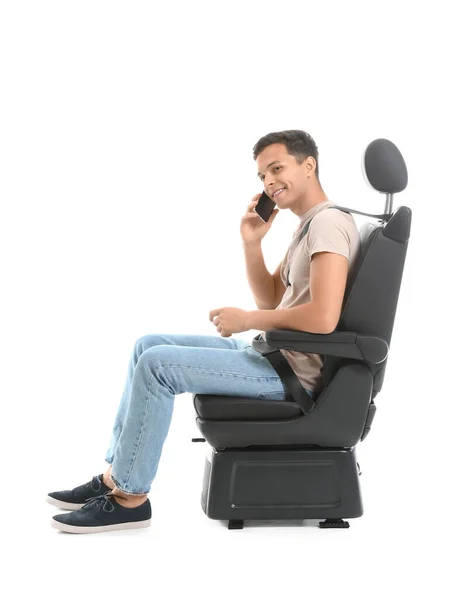 Junger Mann Telefoniert Autositz Auf Weißem Hintergrund — Stockfoto
