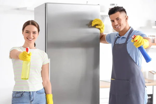 Jeune Couple Nettoyage Réfrigérateur Dans Cuisine — Photo