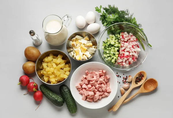 Gri arka planda lezzetli okroshka hazırlamak için gerekenler
