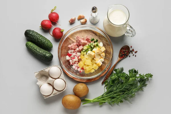 Gri arka planda lezzetli okroshka hazırlamak için gerekenler