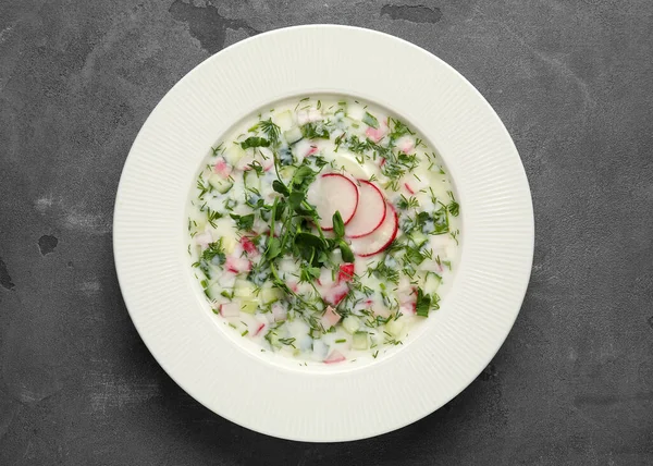 Grunge arka planında lezzetli okroshka tabağı