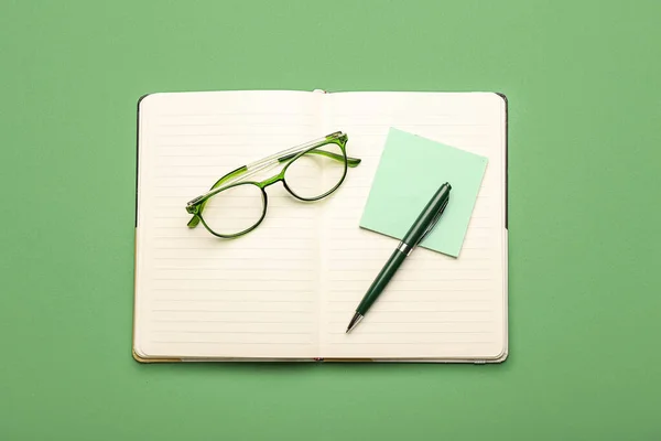 Occhiali Notebook Penna Nota Appiccicosa Sullo Sfondo Colori — Foto Stock