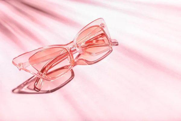 Snygga Kvinnliga Solglasögon Rosa Bakgrund — Stockfoto