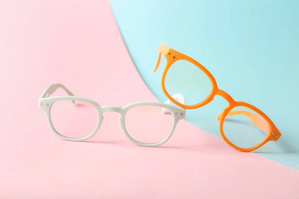 Nouvelles Lunettes Sur Fond Couleur — Photo