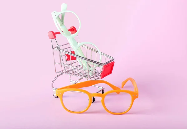 Stijlvolle Brillen Winkelwagen Roze Achtergrond — Stockfoto
