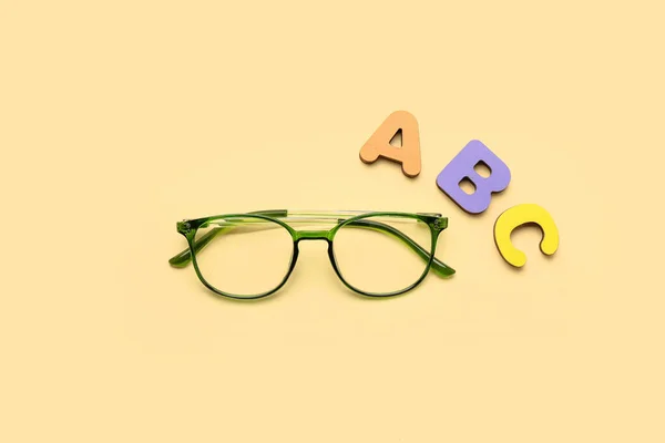 Eyeglasses Letters Color Background — Stock Photo, Image