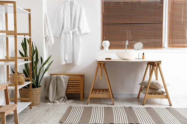 洗面台 バスローブ付きの光の部屋のインテリア — ストック写真