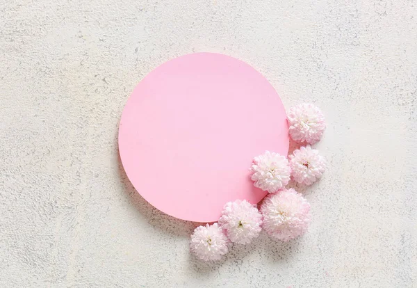 Boş kartlı kompozisyon ve açık arkaplanda güzel kasımpatı çiçekleri