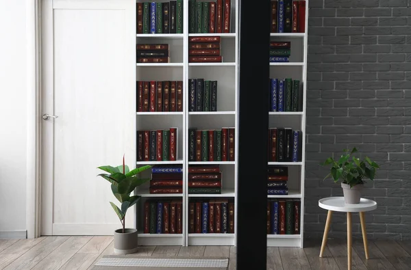 Ev kütüphanesinde kitapları olan raf ünitesi