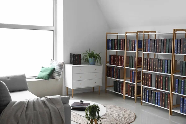 Ev kütüphanesinde kitapları ve çekmeceleri olan raf ünitesi