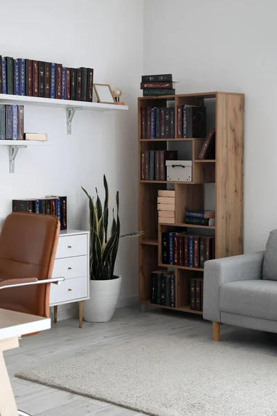 Bibliothèque Avec Étagères Dans Intérieur Moderne Chambre — Photo