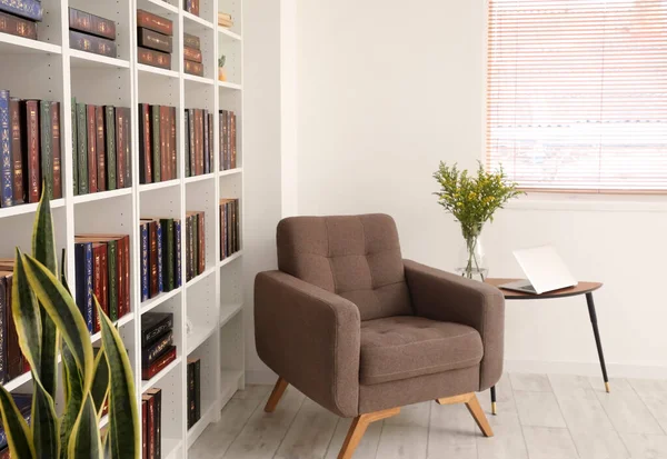 Bibliothèque Avec Fauteuil Dans Intérieur Moderne Chambre — Photo