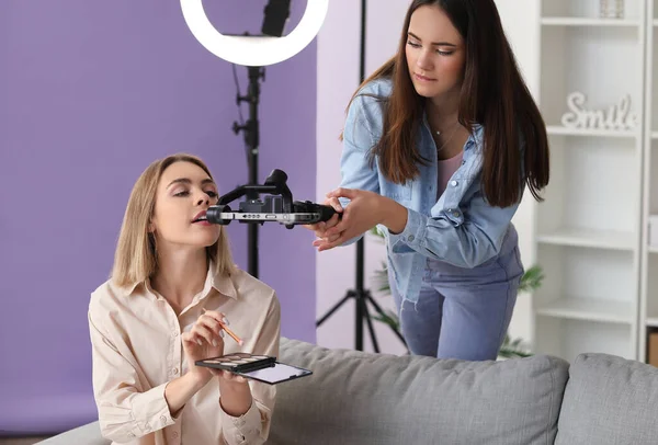 Genç bayan güzellik blogcuları stüdyoda video kaydediyor.
