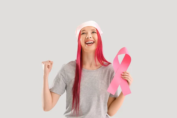 Jovem Feliz Com Fita Rosa Fundo Claro Conceito Consciência Câncer — Fotografia de Stock