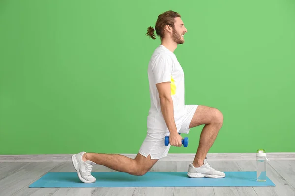 Hombre Deportivo Con Mancuernas Entrenamiento Gimnasio —  Fotos de Stock