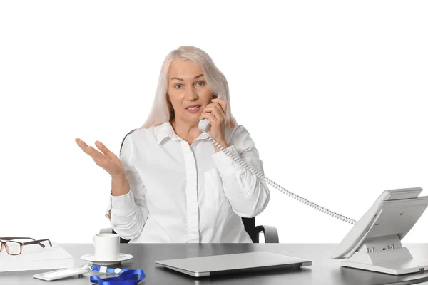 Volwassen Secretaresse Praten Telefoon Aan Tafel Witte Achtergrond — Stockfoto