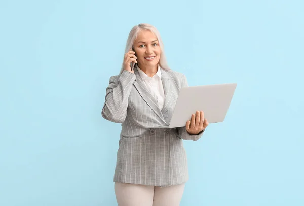 Mature Secretary Laptop Talking Phone Blue Background — Stock Photo, Image