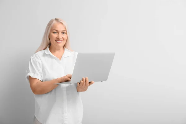 Reife Sekretärin Mit Laptop Auf Hellem Hintergrund — Stockfoto