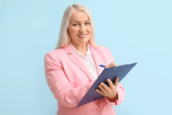Mature Secretary Clipboard Blue Background — Stock Photo, Image