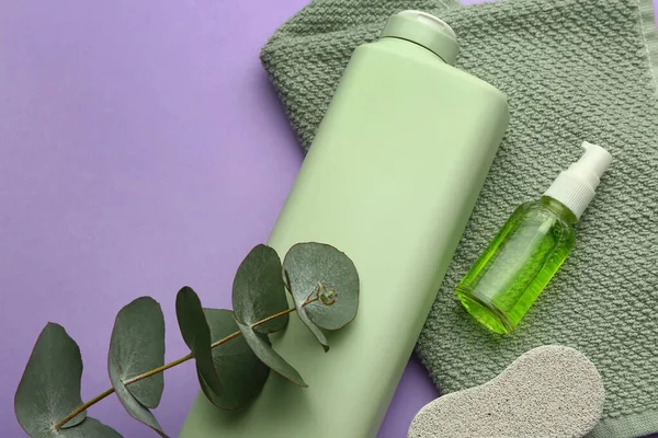 Kozmetik ürünleri şişeleri, sünger taşı, temiz havlu ve okaliptüs rengi arka plan, yakın plan