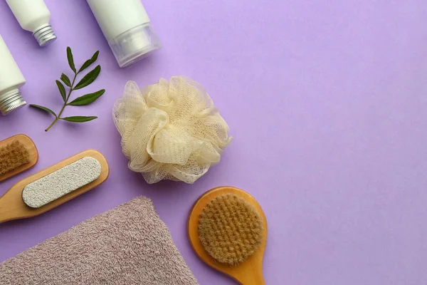 Leylak Arka Planında Kozmetik Ürünleri Olan Banyo Malzemeleri — Stok fotoğraf