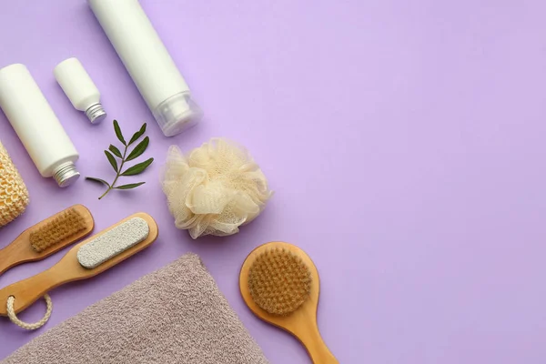 Leylak Arka Planında Kozmetik Ürünleri Olan Banyo Malzemeleri — Stok fotoğraf