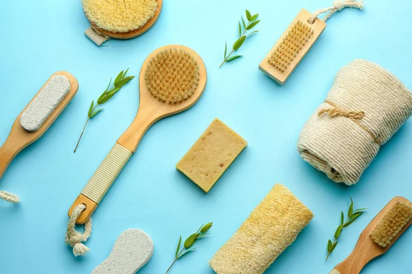 Okaliptüs dalları ve renk arkaplanı olan farklı banyo malzemeleri.