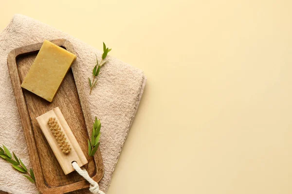 Drewniana Deska Szczotką Masażu Mydłem Czystym Ręcznikiem Tle Koloru — Zdjęcie stockowe