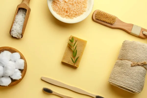 Renkli sabunlu banyo malzemeleri.